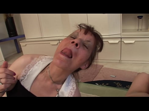 ❤️ Duas avós e um avô têm um ménage à trois ️ Porno em nós ❤