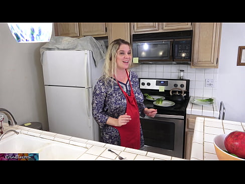 ❤️ A madrasta a ordenhá-lo na cozinha antes do seu encontro ️ Porno em nós ❤