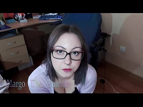 ❤️ Rapariga Sexy com Dildo de Óculos Chupa Profundamente na Câmara ️ Porno em nós ❤