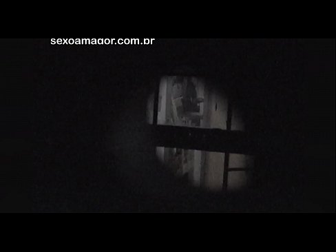 ❤️ Lourinho é filmado secretamente por um voyeur de bairro escondido atrás de tijolos ocos ️ Porno em nós ❤