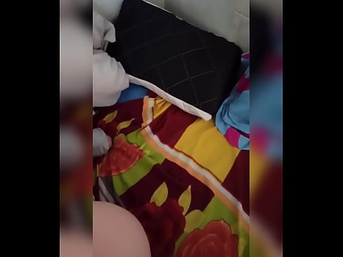 ❤️ A minha colega de quarto fica sozinha em casa porque o seu marido vai de férias e eu aproveito a oportunidade para a foder e encher-lhe o cu de leite ️ Porno em nós ❤