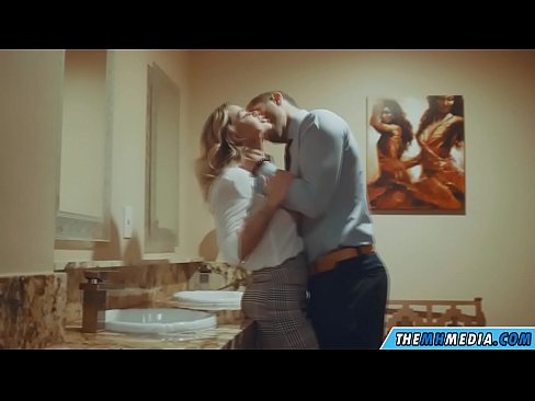 ❤️ Quando uma loira peituda o seduz numa casa de banho pública ️ Porno em nós ❤